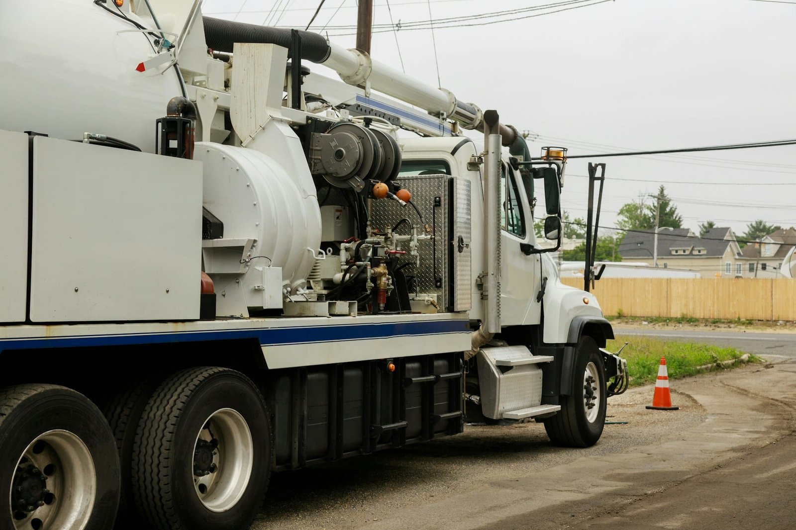 Assistance Canalisation A specialized sewer cleaning machine works on a town street.